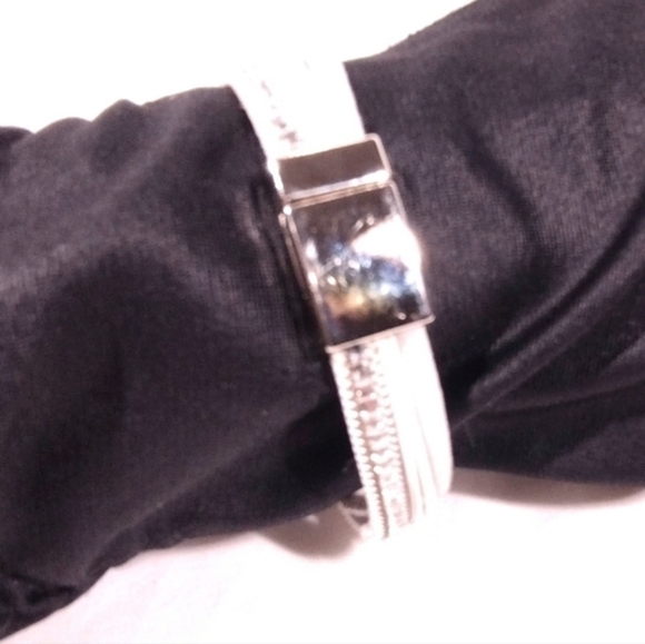 Leather & Crystal Magnetic Bracelet NWOT - Picture 2 of 5